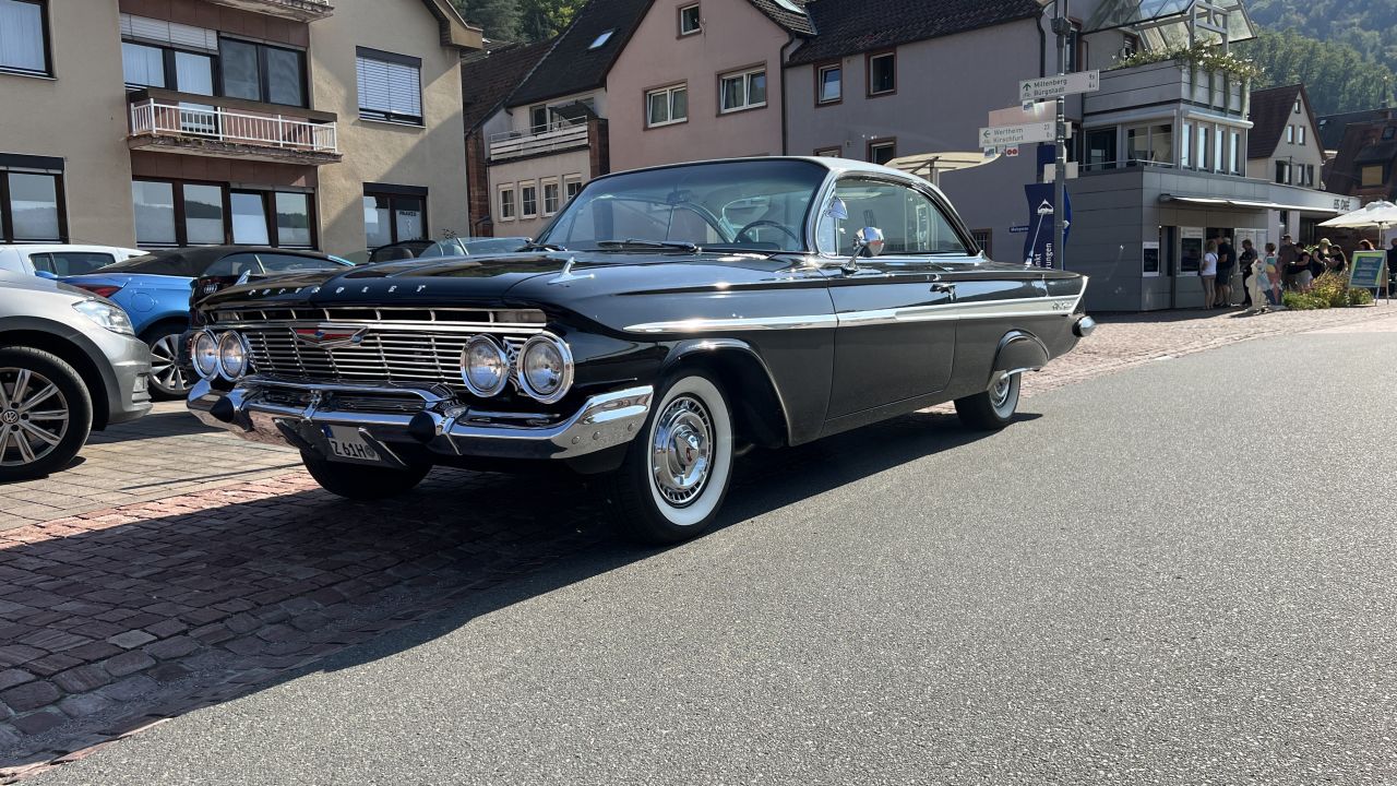 1961 Chevrolet Impala.jpg